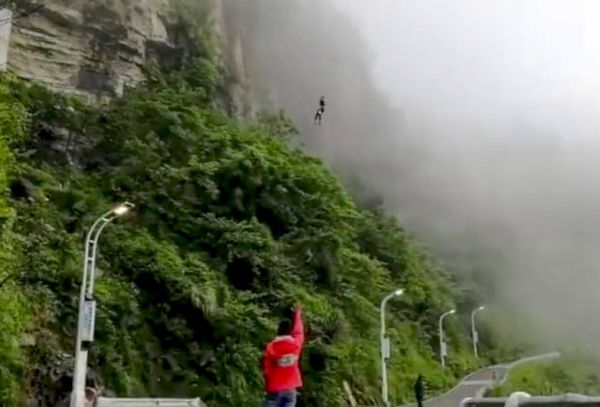Девушка ежедневно прыгает с 300-метровой скалы, чтобы накормить коллег