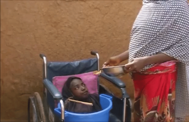 19 лет жительница Нигерии жила в пластиковом тазу